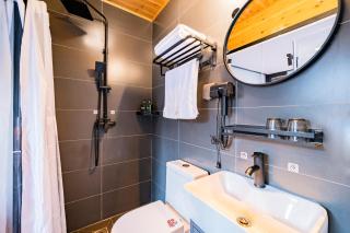 BeiJing Seeyou Youth Hostel - Lama Temple&Tian'anmen& Forbidden City ,One stop on the special line to the airport Free Laundry Luggage Storage Wifi and laundry room Tourism service - 1