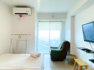 Modern and Homey Studio at Grand Kamala Lagoon Apartment By Travelio - Bekasi - 4