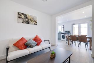 Chaucer Avenue 6 Bedroom & 3 Bathroom with Parking - 3