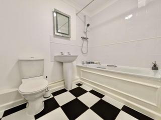 Spacious 2-Bed Flat with Free Parking, Bromley - 6