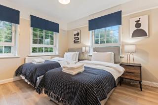 Modern 4 Bed house Ideal for Groups, Contractors near City Airport & O2 Arena, free parking & Wifi included - Londres - 9