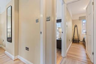 Modern 4 Bed house Ideal for Groups, Contractors near City Airport & O2 Arena, free parking & Wifi included - Londres - 2