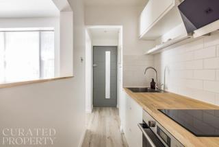 Light-filled Studio with AC - Earl's Court - 3