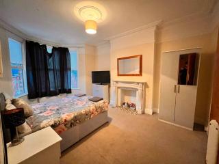 Entire First Floor Apartment - Central Plymouth - Plymouth - 2