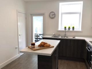 Rhondda Valleys with Breathtaking Riverside Views - Llwyn-y-pia - 7