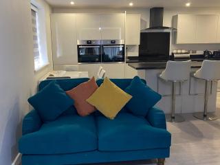 Modern 2 bedroom flat with Sky TV & free parking - Dagenham - 7