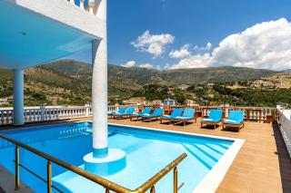 Goro 10 - Front Pool, Kitchen & Parking - 8