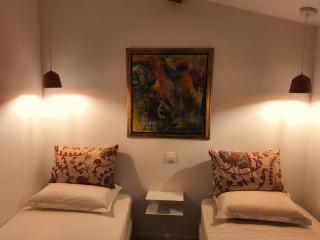 Elegant 2 Bed Apart with Garage near Les Halles - 1