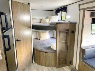 RV located on private property, providing access to the Guadalupe River, accommodates up to 5 guests - 4