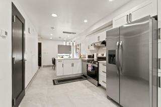 Luxury 3 level 3 Bedroom 171-12 Condos - Leamington - 3