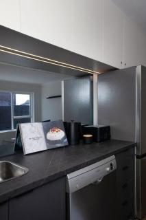 Fly Around Town in Chic Retreat - 9