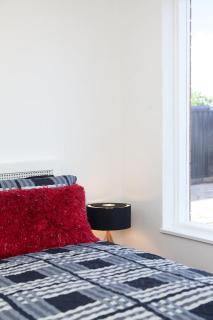 Fly Around Town in Chic Retreat - 4