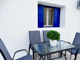 4Seasons Suites Paradise Near Airport - Markopoulon - 1