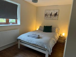 Radway Retreat - Cozy Countryside House - 2