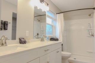 Cedar Falls Townhome - New Construction - 3 KINGS! - 7