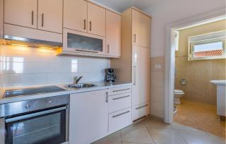 1 Bedroom Cozy Apartment In Medulin - 6