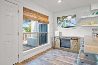 Upscale Waterfront- Private Patio Fish Pier - 1