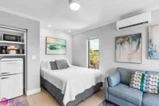 Beach Rd, 300ft to Beach Access & 500ft to Siesta Key Village, Studio - Siesta Key - 2