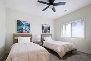 Lakeside Luxe Haven - 1