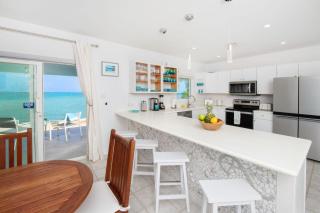 Blue Moon - A Diver's Paradise in East End Next Door to Ocean Frontiers, Beach Cottage with Upgraded Interiors - Gun Bay - 5