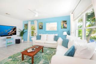 Blue Moon - A Diver's Paradise in East End Next Door to Ocean Frontiers, Beach Cottage with Upgraded Interiors - Gun Bay - 6