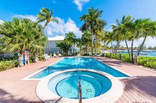 Kailua - Modern Waterfront Condo with Shared Pool and Hot Tub, Short Walk to the Kaibo - 8