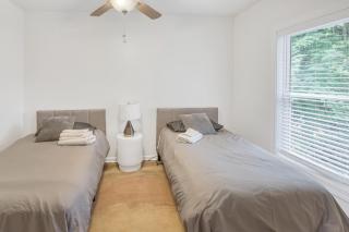 Charming 2BR Bungalow 4 Minutes to Duke University - Durham - 8