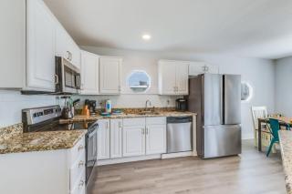Sel De Vie A side 4 Bedrooms sleeps 10 plus - Gulf Shores - 2