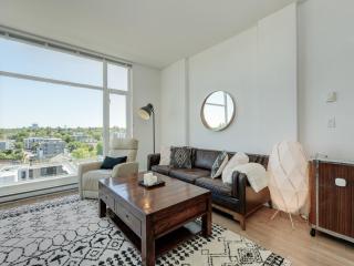 The Bohemian, min 30-Day Stay with Breathtaking Views and Home Office by Victoria Prime! - 9