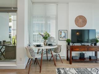 The Bohemian, min 30-Day Stay with Breathtaking Views and Home Office by Victoria Prime! - 7