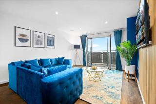 Top Floor City Centre Apartment - Sleeps 7 - 4 Beds - with Balcony and Parking - Smart TV's on each Bedroom Wall - 5 mins from Bullring, Selfridges, Moor Street Station - By Zena Stays - Birmingham - 9