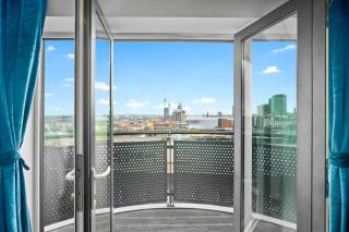 Top Floor City Centre Apartment - Sleeps 7 - 4 Beds - with Balcony and Parking - Smart TV's on each Bedroom Wall - 5 mins from Bullring, Selfridges, Moor Street Station - By Zena Stays - Birmingham - 6