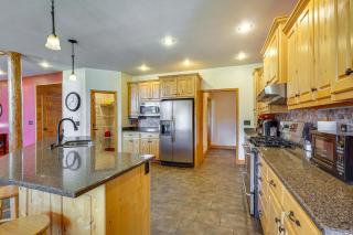 Game Room, Deck and Yard Lake of the Ozarks Retreat - Climax Springs - 4
