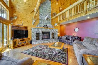 Game Room, Deck and Yard Lake of the Ozarks Retreat - Climax Springs - 7