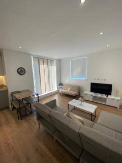 2BR 2BA Top Floor Penthouse Apartment in RG2 - Ideal for Business Travellers & Contractors, Free Parking & Sleeps Up To 6 - 9