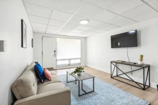 East 120 I Modern Refinished Apt Downtown I Gym - 6