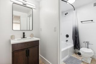 East 120 I Modern Refinished Apt Downtown I Gym - 5