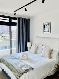 Stylish 1-Full Bedroom Apartment with a separate Living Room, Workspace and Kitchen close to the beach and V&A in Cape Town - 9
