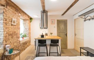 Quiet center studio with private parking - 2