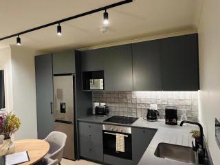 Stylish 1-Full Bedroom Apartment with a separate Living Room, Workspace and Kitchen close to the beach and V&A in Cape Town - 2