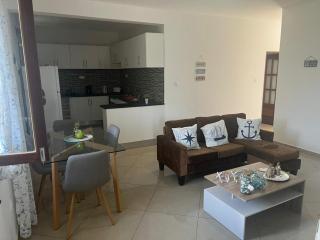 Techas Stylish 2-Bedroom 8 min to Beach - 1