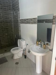 Techas Stylish 2-Bedroom 8 min to Beach - 4