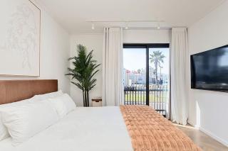 Chic Minimalist City Retreat - 3