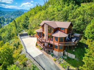 Almost Home Mountain Views Overlooking Downtown Hot TubGas Grill Sleeps 12 - Gatlinburg - 9