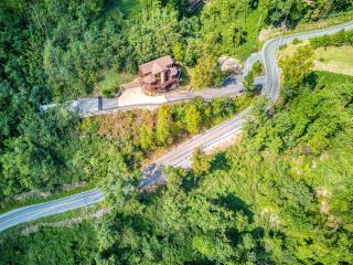 Almost Home Mountain Views Overlooking Downtown Hot TubGas Grill Sleeps 12 - Gatlinburg - 7