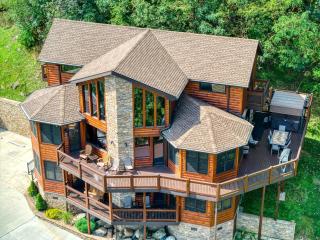 Almost Home Mountain Views Overlooking Downtown Hot TubGas Grill Sleeps 12 - Gatlinburg - 6