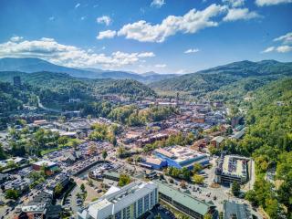 Almost Home Mountain Views Overlooking Downtown Hot TubGas Grill Sleeps 12 - Gatlinburg - 4