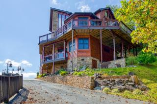 Almost Home Mountain Views Overlooking Downtown Hot TubGas Grill Sleeps 12 - Gatlinburg - 2