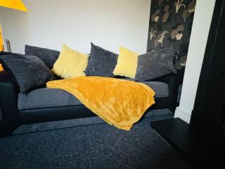 Cosy 2 bedroom house in Leicester- entire house, sleeps 5 - 7