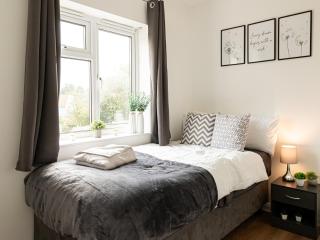 Spacious 5-Bedroom House in Banbury - Ideal for Families, Groups & Business Travelers - 9